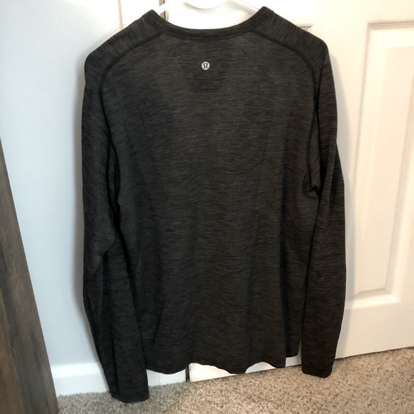 Lululemon metal vent long sleeve with 3 buttons - Picture 2 of 2